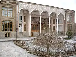 نمای خانه در زمستان