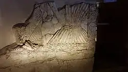 صحنه حضور الهه آناهیتا با کوزه در دست