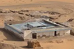 ویرانه‌های یک کلیسا را در یک محیط خشک