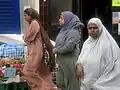 زنان بنگلادشی در وایتچاپل ، لندن. بریتانیا یکی از بزرگترین اجتماعات بنگلادشی در خارج از بنگلادش