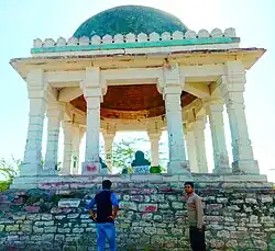 Barah Khamba از Chhatri در Jalsen طلب در Hindaun