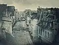 موانع در خیابان سنت ماور (۱۸۴۸)، اولین عکسی که برای نشان دادن داستان روزنامه استفاده شد.