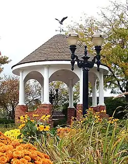 آلاچیق at corner of Main Street و Hough Street in downtown Barrington in autumn