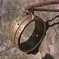 حلقه خورشیدی دوتکه یا حلقه کشاورز با پرتو نور برای نمایش زمان