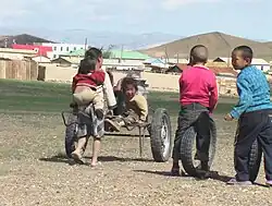 نمایی از کودکان مشغول بازی در بایان‌اوندور