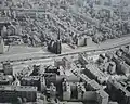 نمای هوایی از خیابان برنائر که دیوار و «نوار مرگ» را در پشت دیوار درون برلین شرقی نشان می‌دهد. درست در داخل برلین شرقی کلیسای آشتی وجود دارد که بعداً تخریب شد.