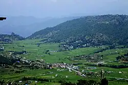 نمایی از روستای «پول‌باری» در شهرداری نموبودا
