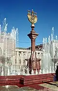 منوره، شمعدان هفت‌شاخهٔ کلیمیان در میدان اصلی شهر