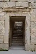 پله‌ها و سردر معبد