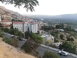 بلودان در ۵۱ کیل. متذب شمال غرب دمشق واقع شده‌است