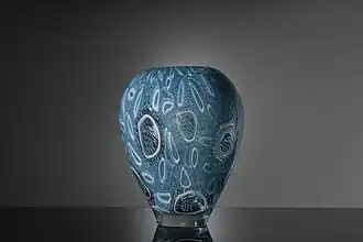 الگوی مورین آبی که برای گلدان شیشه‌ای ایجاد شده است، ساخته هنرمند الی کریستال (Eli Crystal).