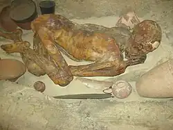 مومیایی‌های پیش‌دودمانی جبلین، با کوزه‌های تزئین شده نقاده II در کنار او، حدود ۳۴۰۰ پیش از میلاد