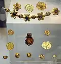 عرضه موجود در بوده گایا تحت «روشنگری تاج و تخت از بودا» با تزئین سکه‌های امپراتور کوشانی هویشکا قرن ۳ م.