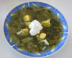 برش سبز با تخم‌مرغ و خامهٔ ترش