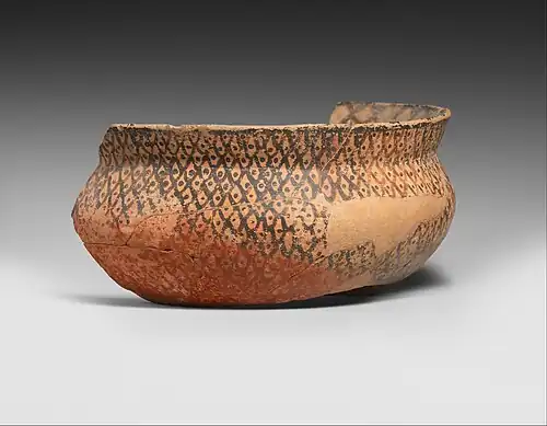 تکه ای از یک کاسه سرامیکی مربوط ۵۶۰۰ تا ۵۰۰۰ سال قبل از میلاد که در موزه هنر متروپلیتن نیویورک نگهداری میگردد
