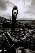 پسری در حال تخریب پیانو در پنت وای ون، ولز جنوبی، اثر فیلیپ جونز گریفیث، ۱۹۶۱