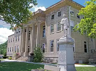 The Boyd County Courthouse in کتلتسبورگ، کنتاکی, with a statue of John Milton Elliott