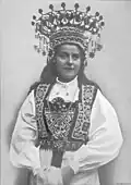 بوناد محلی منطقه هاردانگر با تاج عروس