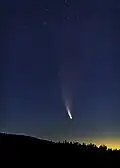 دنباله  تماشایی دنباله دار C / 2020 F3 Neowise هنگام عبور از فراز سالت لیک سیتی. نور ماوراء بنفش، یون خنثی شده گازهای خنثی را به دنبال او و طوفان خورشیدی این یون‌ها را مستقیماً از خورشید بیرون می‌آورد تا دم یونی (دم چپ) را تشکیل دهد. دم گرد و غبار از طرف دیگر خنثی می‌شود و از ذرات غبار کوچک تشکیل شده‌است. فشار ناشی از تابش خورشید این ذرات را از هسته دنباله دار دور می‌کند. این ذرات همچنان به دنبال مدار ستاره دنباله دار در اطراف خورشید هستند و یک دم خمیده و پراکنده تشکیل می‌دهند که به طور معمول از زمین (دم سفید) به رنگ سفید یا صورتی مشاهده می‌شوند. سه شنبه، ۱۴ ژوئیه، ۴:۲۷ صبح، ۲۰۲۰