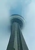 نمایی از برج در مه