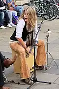 "هِیدی جوبرت" نوازندهٔ خیابانی ساز کاخن