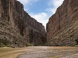 نمایی از یک دره از پایین
