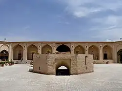 حوضچه میانه حیاط