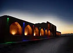 کاروانسرا در شب