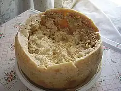 Casu marzu نوعی پنیر شیر گوسفند ساردینی است که حاوی لارو حشرات زنده است.