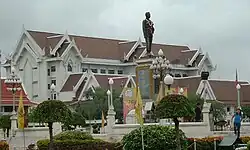 بنای یادبود Phraya Lay، تالار شهر چایافوم