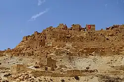 قلعه متروکه در یک بیابان