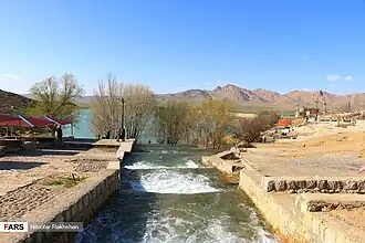 ریختن چشمه زنه به دریاچه