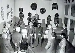 کارن دمیرچیان (وسط چپ) در موزه خلاقیت کودکان (Մանկական ստեղծագործության թանգարան)