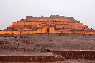 نقش نیایشگاه چغازنبیل بر روی مسزیگورات چغازنبیل.