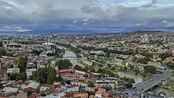 نمایی از شهر تفلیس در یک روز ابری