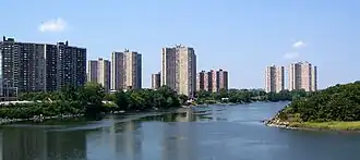 کو آپ سیتی همانطور که از شرق دیده میشود، در امتداد رودخانه هاچینسون قرار دارد.