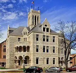 The 3.5 story Romanesque Revival style عمارت دادگستری شهرستان کومال in New Braunfels was built in 1898.