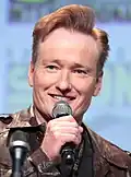 conan christopher o'brien در حال سخنرانی در مراسم کامیک ان