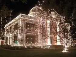 Ashdown Courthouse at night during کریسمس season