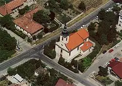 Aerial photograph of Csömör showing the کلیسای کاتولیک church