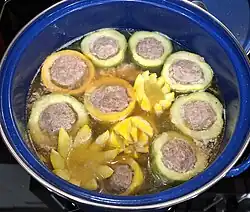 خیار و کدو شکم پر با گوشت خوک در آبگوشت خوک.