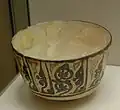 ظرف منقش به خط کوفی. سده ۱۰ یا ۱۱ میلادی. کشف شده در تپه مدرسه، نیشابور.موزه متروپولیتن نیویورک.