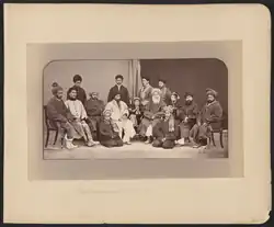 دوست‌محمدخان در مرکز از راست تصویر نشسته است. شیرعلی خان پسر و جانشین او نیز که افغانستان را از ۱۸۶۳ تا ۱۸۷۹ میلادی رهبری می‌کرد، در سمت راست دوست‌محمد خان با لباسی سفید رنگ نشسته است. عبدالرحمن‌خان نوه او و شناخته شده به «امیر آهنین» نیز اولین شخص در سمت چپ تصویر است.