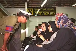 گفت‌وگوی یک پلیس نظامی با مسافران
