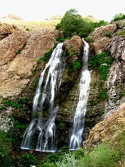 آبشار دوقلو در نزدیکی شیرپلا