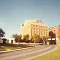 نمایی از دیلی پلازا و انبار کتاب‌های تحصیلی تگزاس (سال ۱۹۶۹)