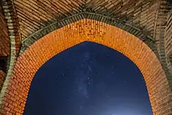 عکس از افراز در طاق کاروانسرای ساسانی دیرگچین