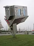 ابزاری برای نابودی شر (۱۹۹۷)، کلیسایی وارونه از فلز و شیشه، ونکوور