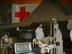 فردی یک بیمارستان صحرایی دوران جنگ جهانی دوم را در چادر عملیاتی را با استفاده از عروسک‌ها بازسازی کرد. موزه نظامی دیکیرش، لوکزامبورگ