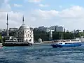 نمایی از مسجد دولماباغچه از سمت دریا